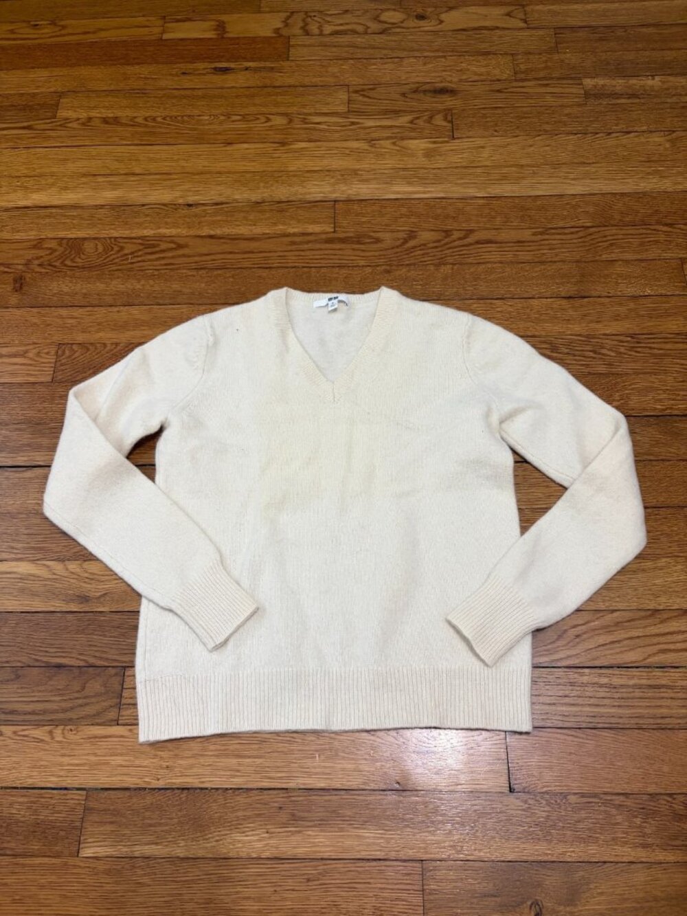 Uniqlo Womens 100% Wool V-Neck Sweater Size Medium Off-White Ivory Pullover Knit